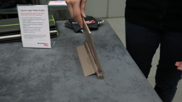 Den Ständer hat Lenovo verbreitert, wodurch das Tablet im Standmodus nicht mehr so leicht nach hinten kippt. (Bild: Fabian Hamacher/Golem.de)